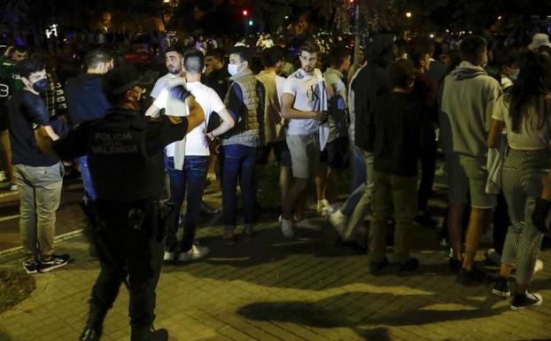 Jóvenes de botellón la noche de este jueves en Valencia