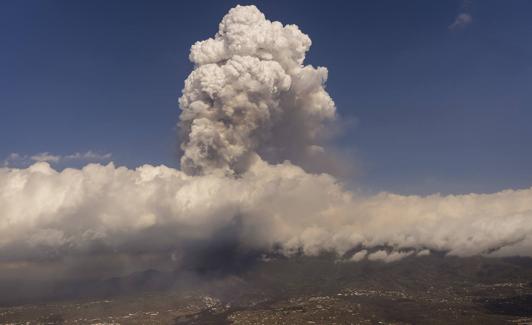 Columna de humo del volcán de La Palma.