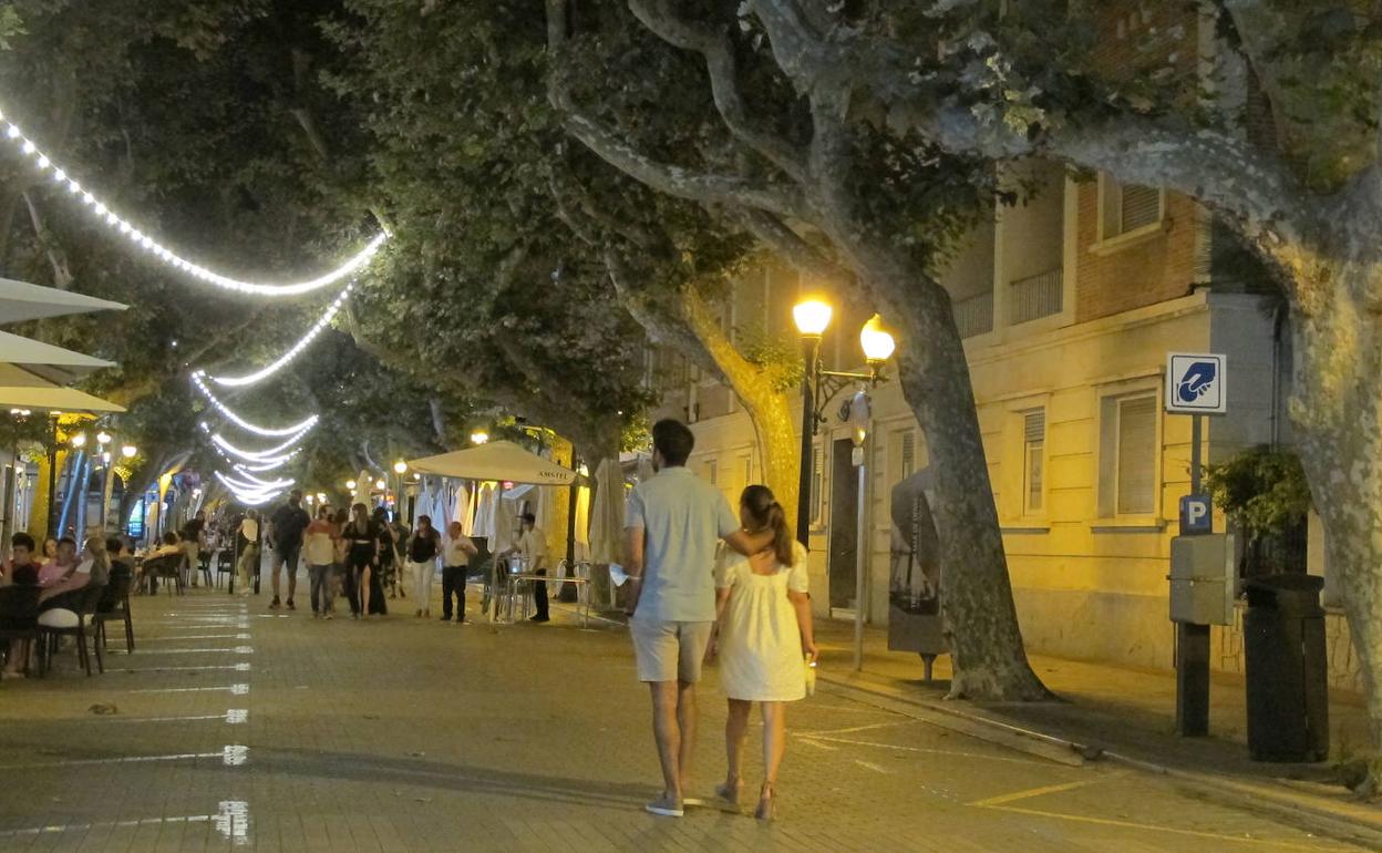 La calle Marqués de Campo durante una noche de verano. 