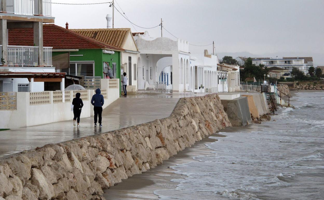 La playa de Les Deveses, que se ha tragado el mar tras el temporal y el agua llega al muro. 