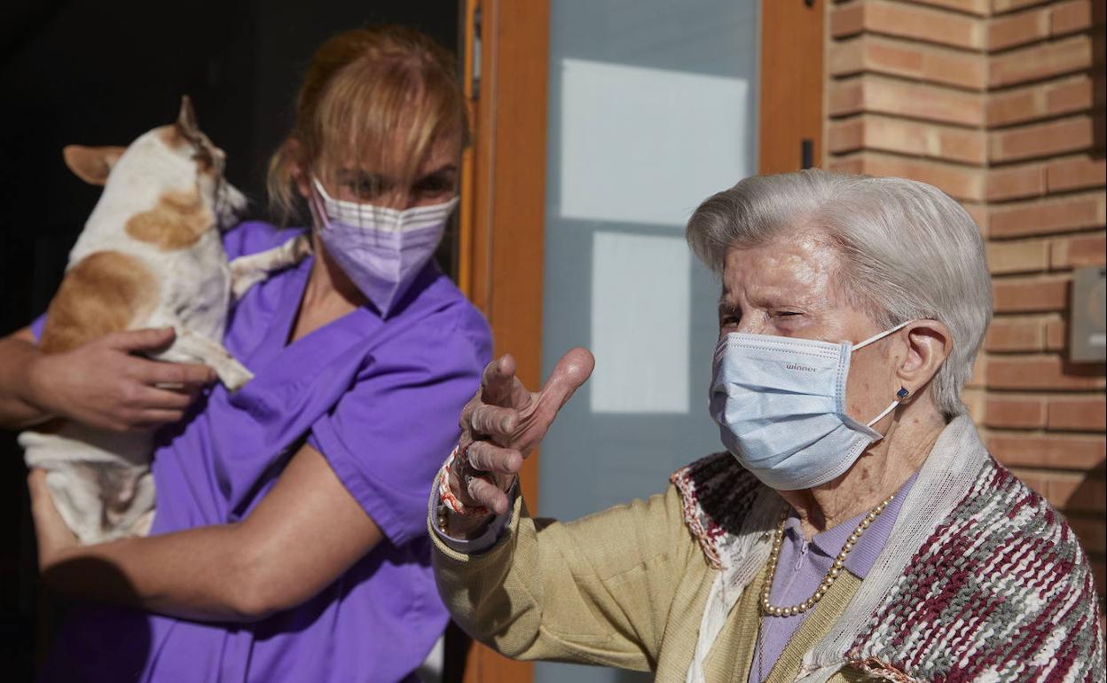 Una trabajadora y una usuaria de una residencia de ancianos valenciana.