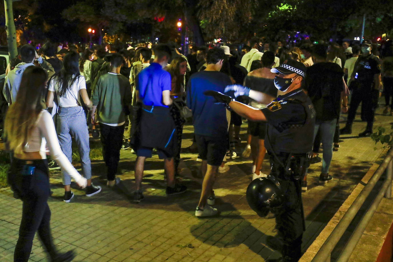 Botellón en Blasco Ibáñez y la Plaza de Honduras de Valencia. 