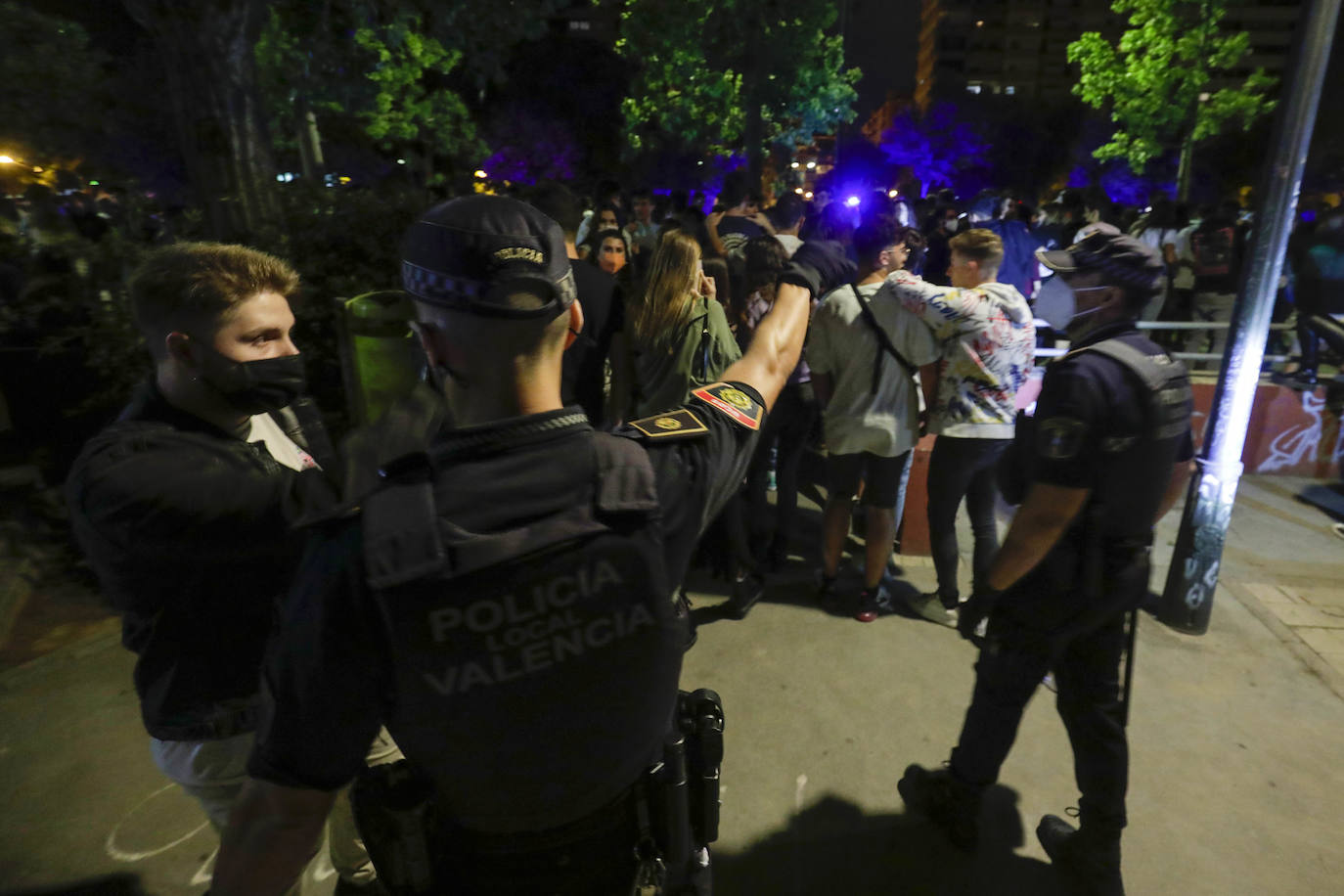 Botellón en Blasco Ibáñez y la Plaza de Honduras de Valencia. 