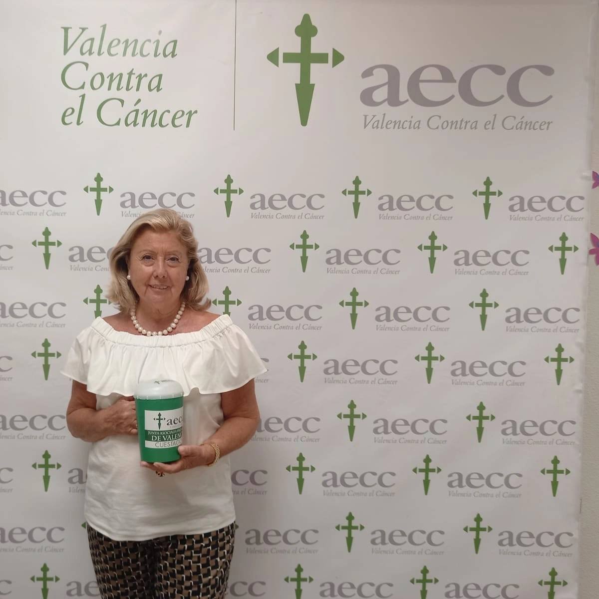 Maria Dolores Marco animando a la cuestación contra el cáncer