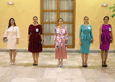 Imagen secundaria 1 - Algunas de las candidatas a fallera mayor de Valencia de 2022, en el Palacio de la Exposición. 