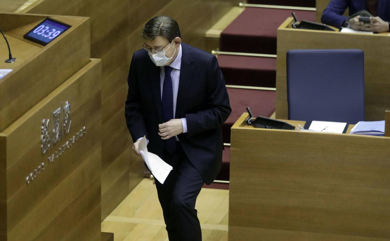 El presidente de la Generalitat, Ximo Puig, en la tribuna de Les Corts 