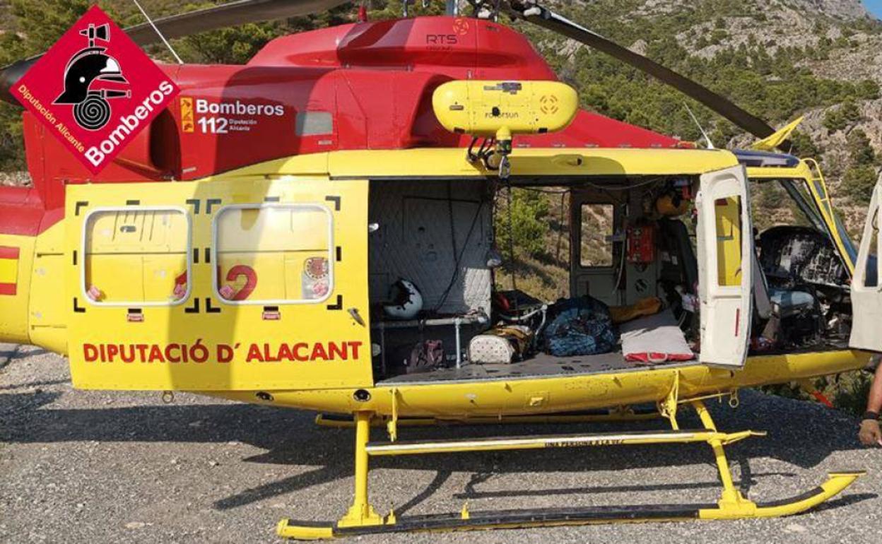 Helicóptero de rescate de los bomberos, este domingo en el Puig Campana. 