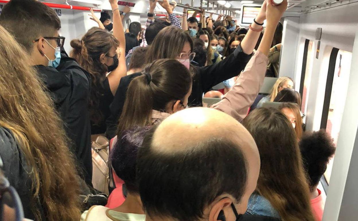 Un tren de Cercanías a Xàtiva, atestado la pasada semana. 