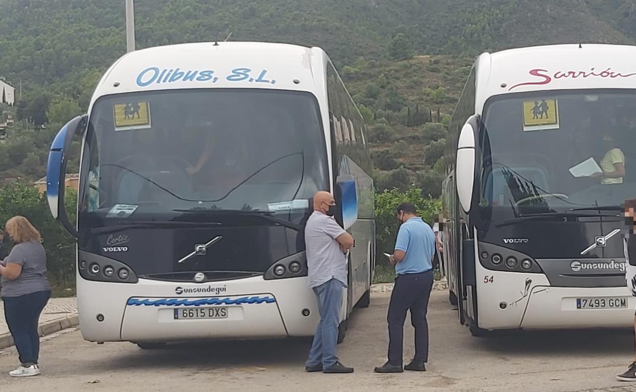 Vehículos de transporte escolar para los estudiantes de los pueblos que acuden a Villalonga. 