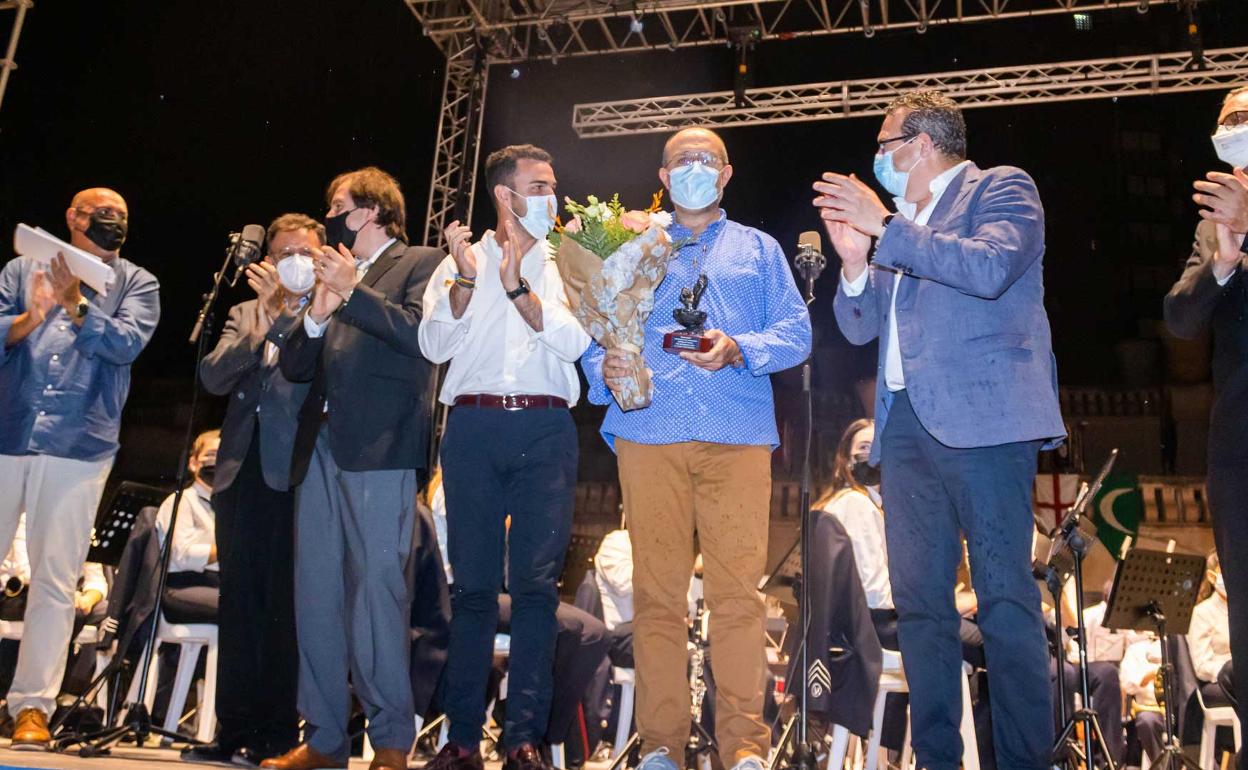 Azael Tormo con el trofeo como ganador del certamen