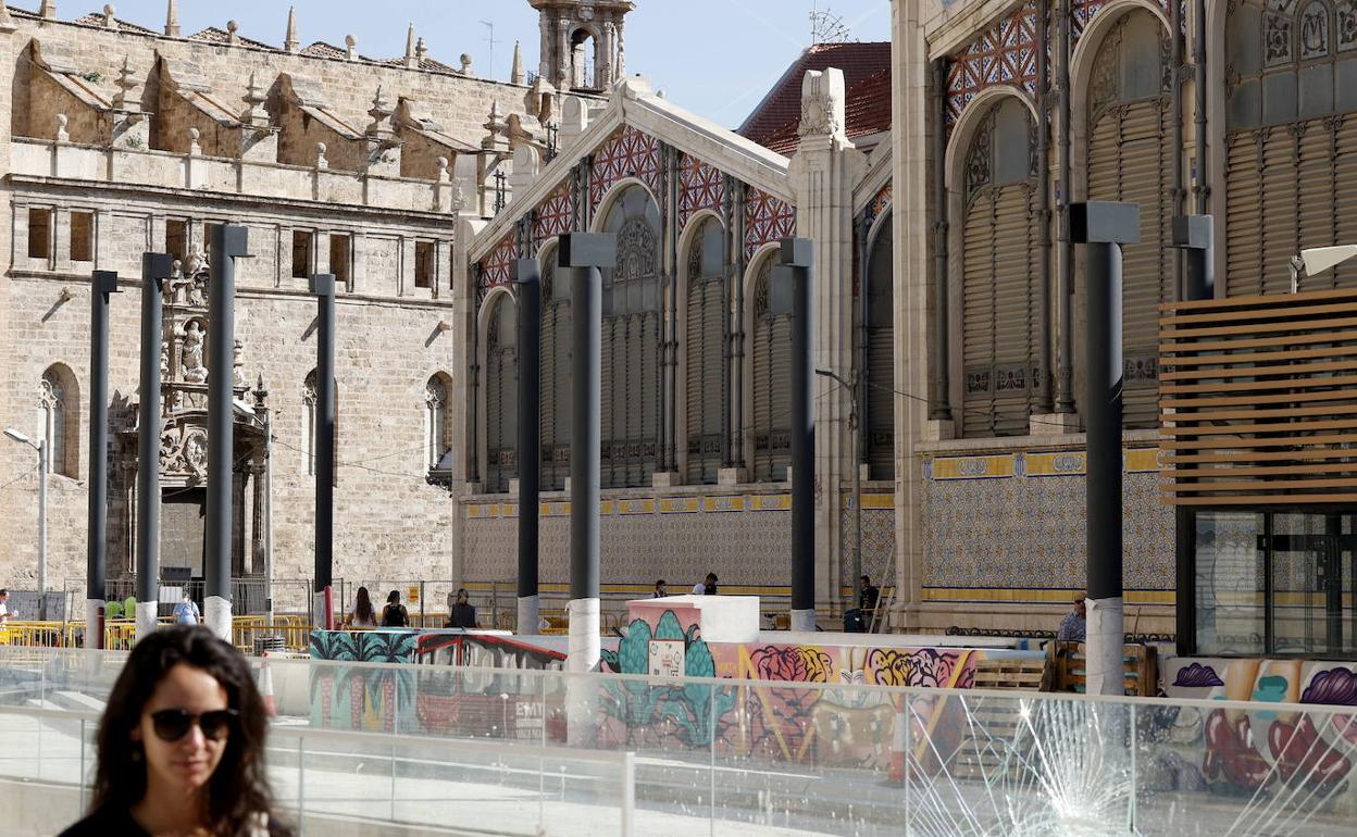 Colocación de los pilares de las pérgolas, junto al Mercado Central. 