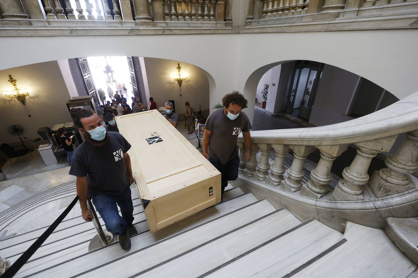 Cuatro meses de restauración devuelven el brillo a la enseña de 1928, que procesionará el 9 d'Octubre. Los expertos comprueban que el azul grisáceo que corona la pieza responde al mismo tono que muestra la bandera del siglo XVI