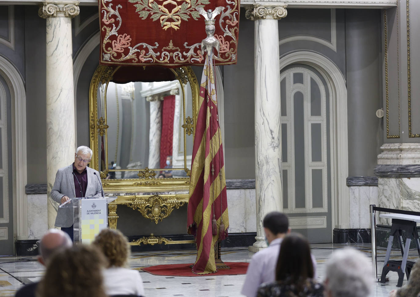 Cuatro meses de restauración devuelven el brillo a la enseña de 1928, que procesionará el 9 d'Octubre. Los expertos comprueban que el azul grisáceo que corona la pieza responde al mismo tono que muestra la bandera del siglo XVI