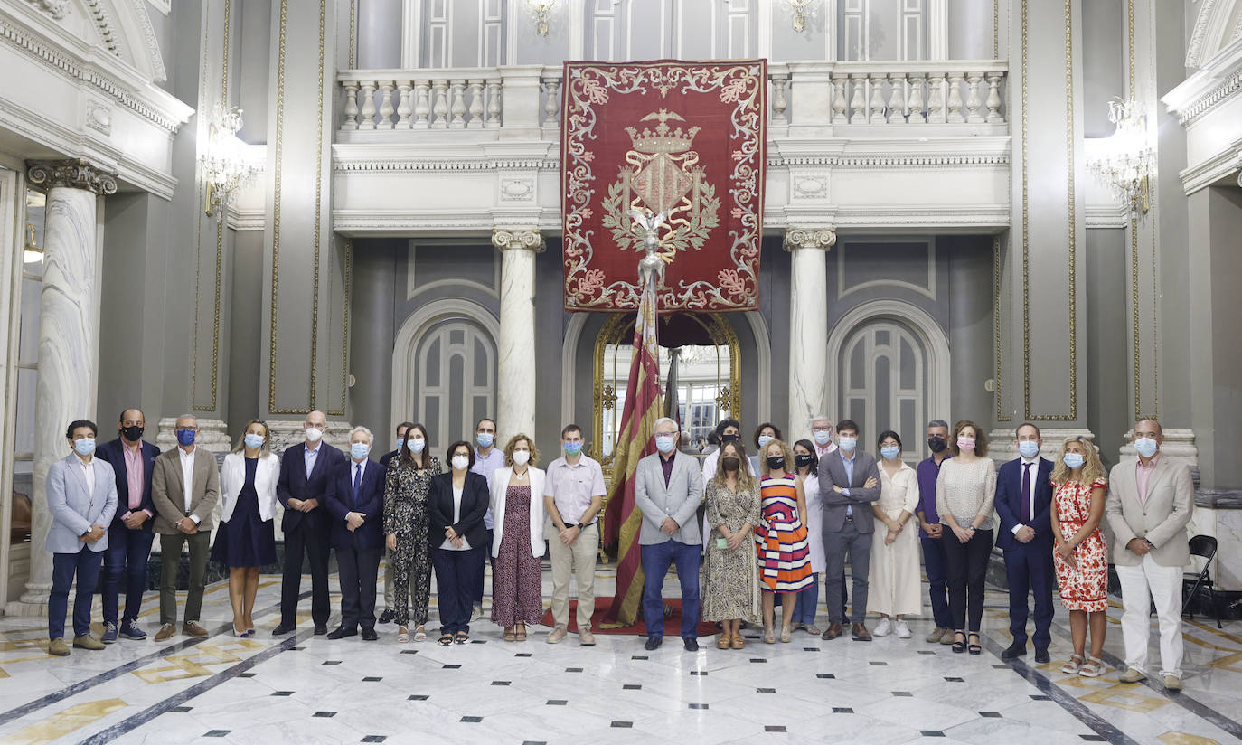 Cuatro meses de restauración devuelven el brillo a la enseña de 1928, que procesionará el 9 d'Octubre. Los expertos comprueban que el azul grisáceo que corona la pieza responde al mismo tono que muestra la bandera del siglo XVI