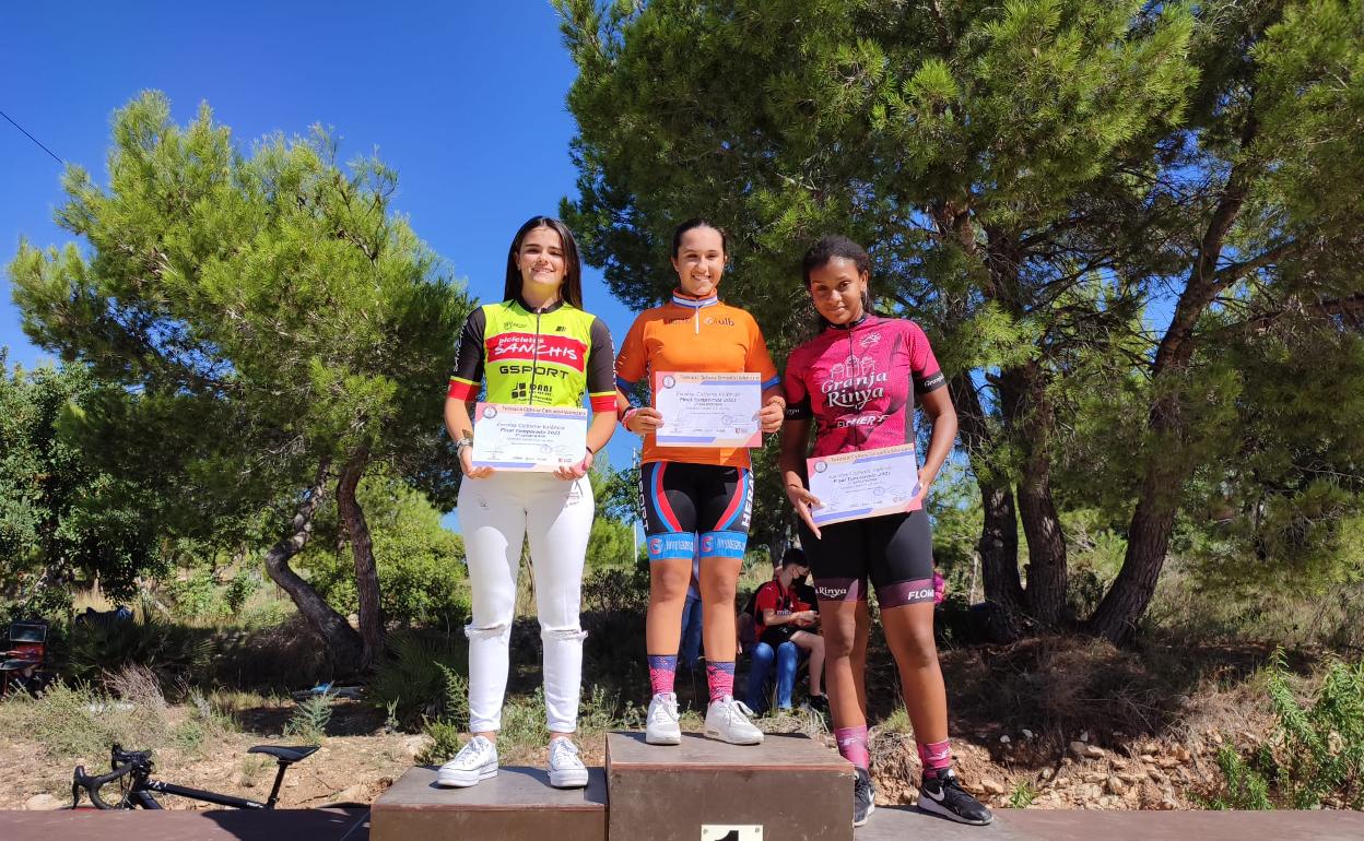 Lucía, en segunda posición de la competición de escuelas de ciclismo. 