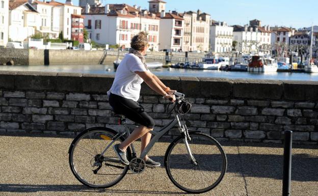 La DGT zanja la polémica sobre si llevar luces parpadeantes en la bici se puede multar