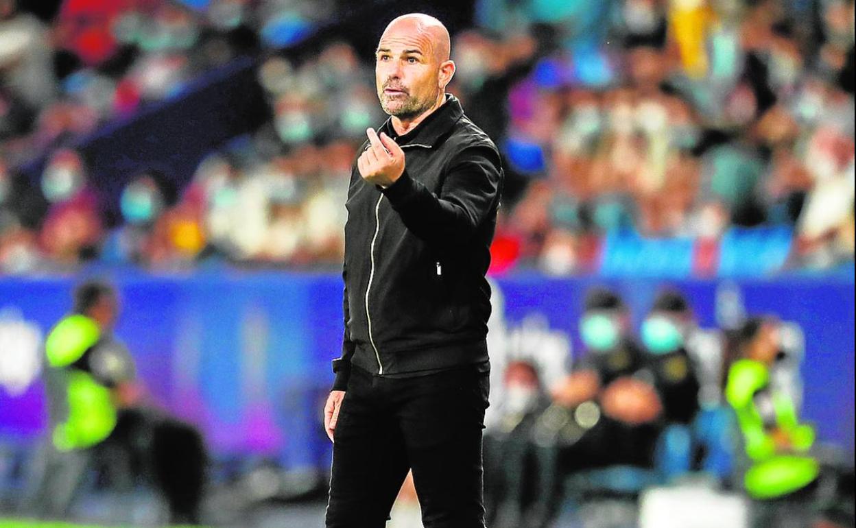 Paco López, durante el encuentro ante el Celta.