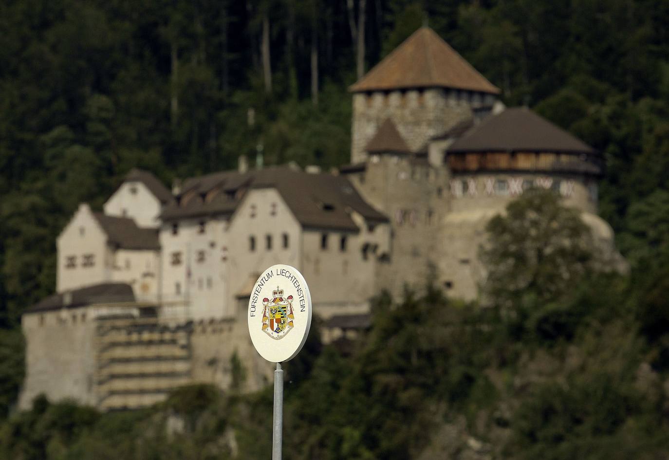 Es uno de los países más pequeños del mundo, un auténtico escenario de cuento de hadas en medio de los Alpes. Visitar este destino te teletransportará a otra época, rodeado de castillos, montañas y un encanto muy particular. 