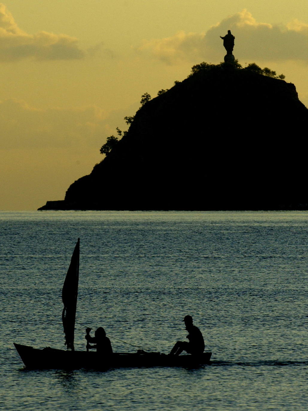 Montañas y atardeceres de cuento, con muchas actividades que disfrutar en playas o en plena naturaleza. Todo eso ofrece Timor Oriental, el pais más joven de Asia y uno de los que no pueden faltar en la lista de aquellos turistas que buscan ampliar sus horizontes. 