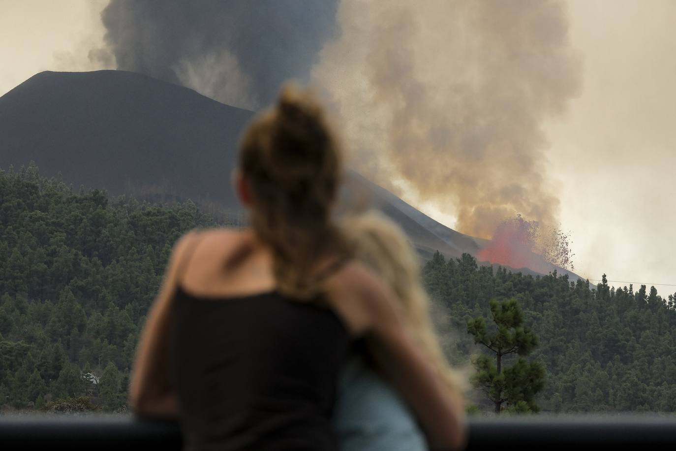 Tras 10 días de erupción el magma llega al océano Atlántico provocando una gran humareda.