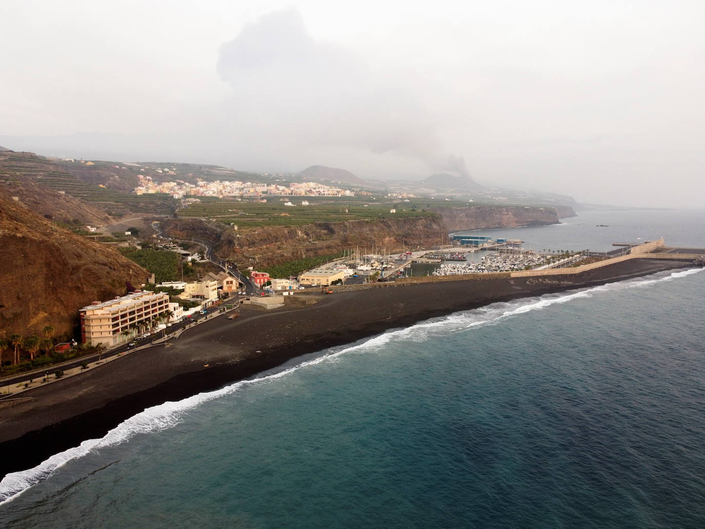 Tras 10 días de erupción el magma llega al océano Atlántico provocando una gran humareda.