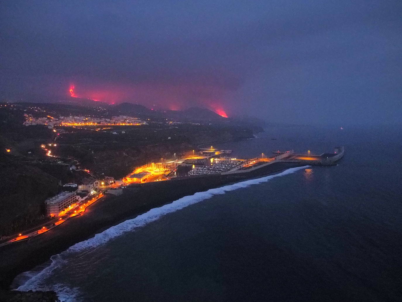 Tras 10 días de erupción el magma llega al océano Atlántico provocando una gran humareda.