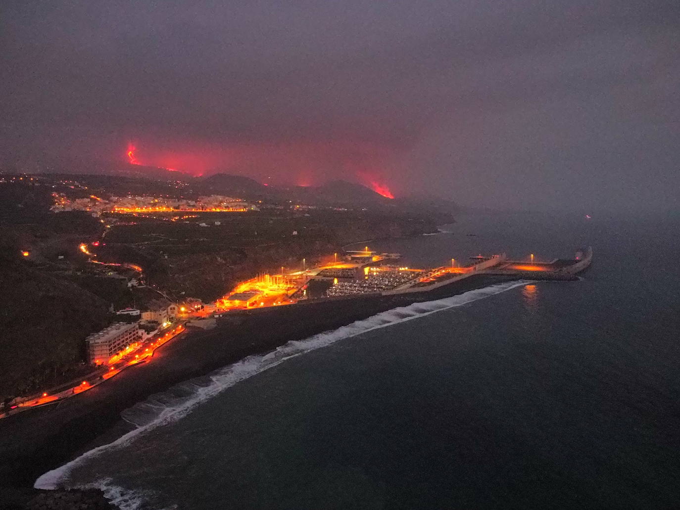 Tras 10 días de erupción el magma llega al océano Atlántico provocando una gran humareda.