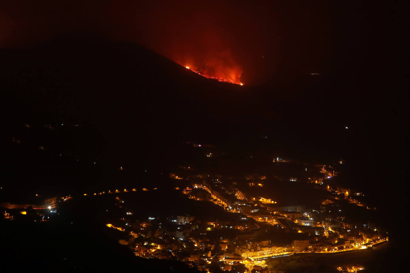 Tras 10 días de erupción el magma llega al océano Atlántico provocando una gran humareda.