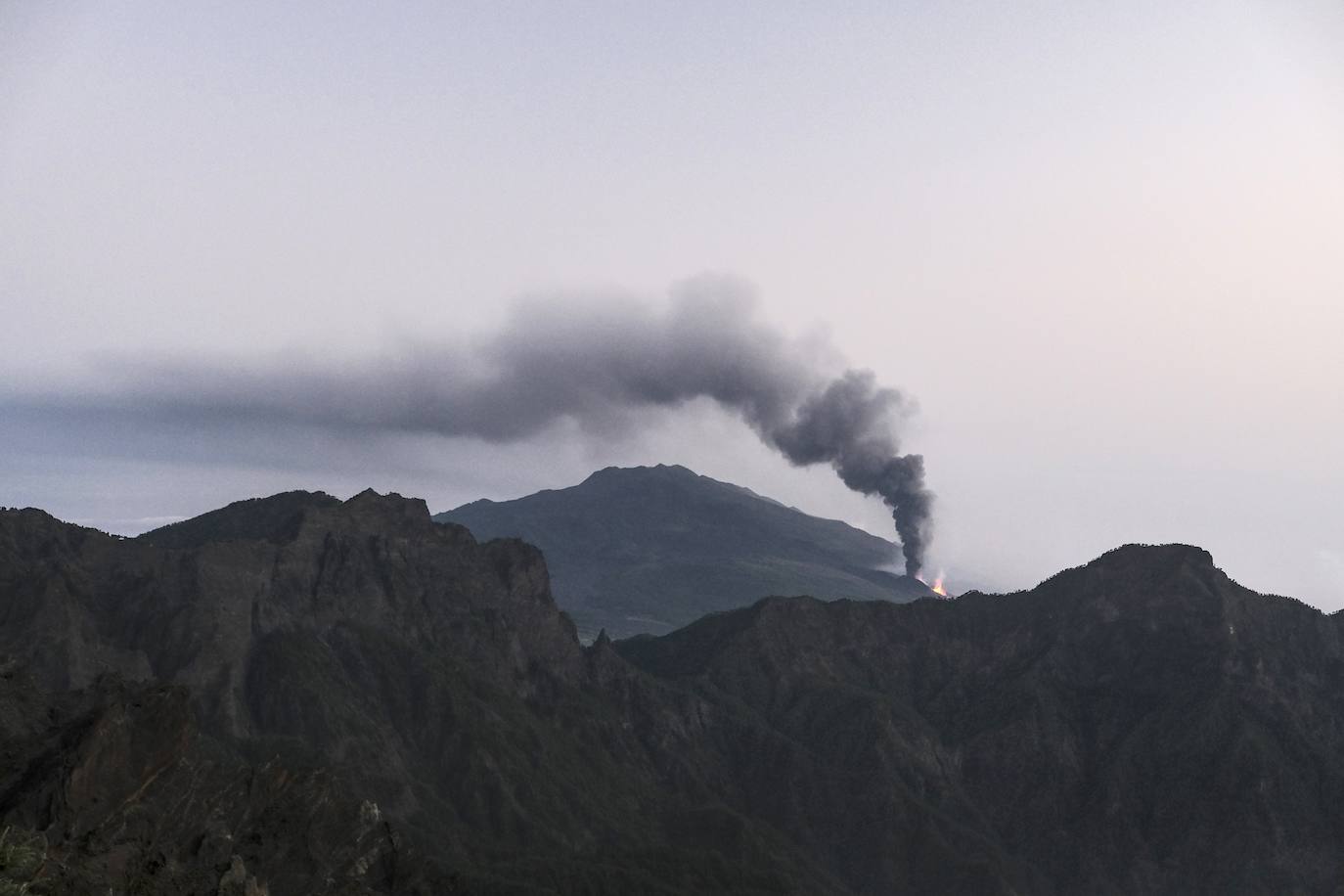 Tras 10 días de erupción el magma llega al océano Atlántico provocando una gran humareda.