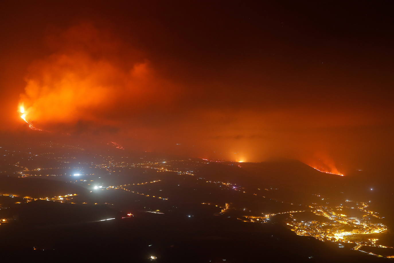 Tras 10 días de erupción el magma llega al océano Atlántico provocando una gran humareda.