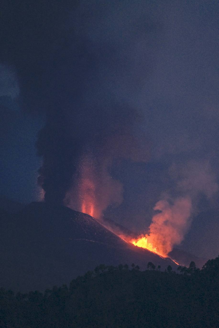 Tras 10 días de erupción el magma llega al océano Atlántico provocando una gran humareda.