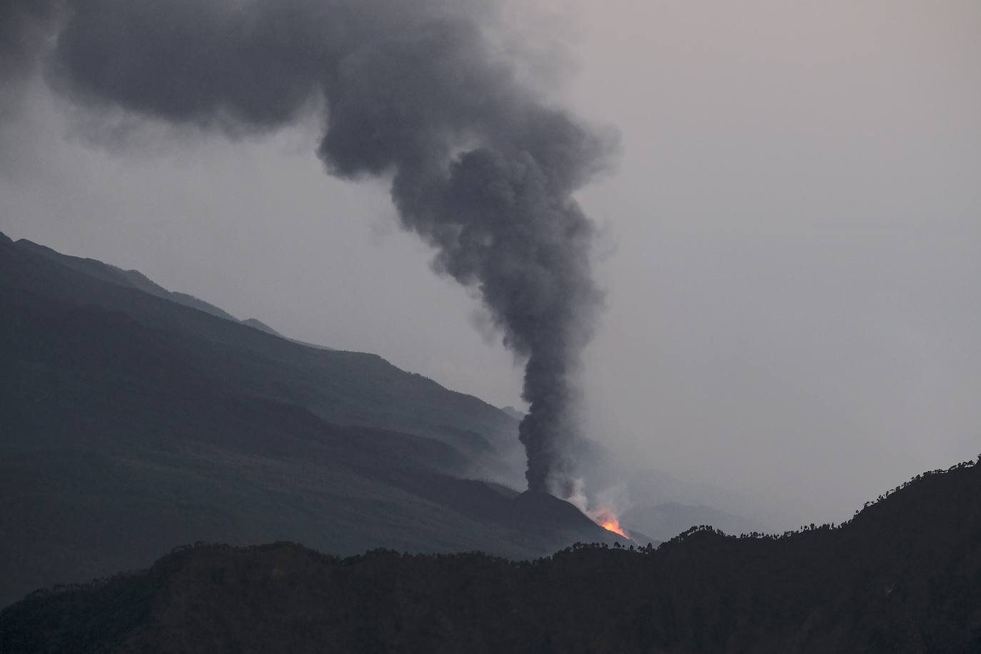 Tras 10 días de erupción el magma llega al océano Atlántico provocando una gran humareda.