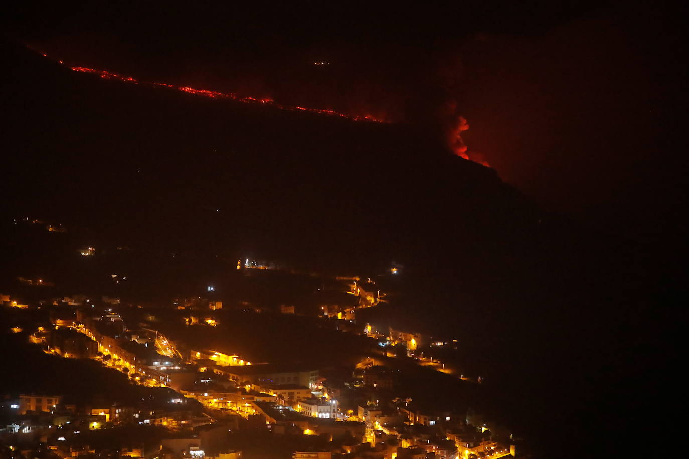 Tras 10 días de erupción el magma llega al océano Atlántico provocando una gran humareda.