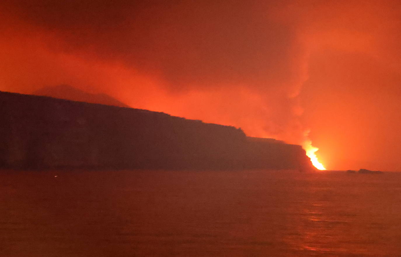 Tras 10 días de erupción el magma llega al océano Atlántico provocando una gran humareda.