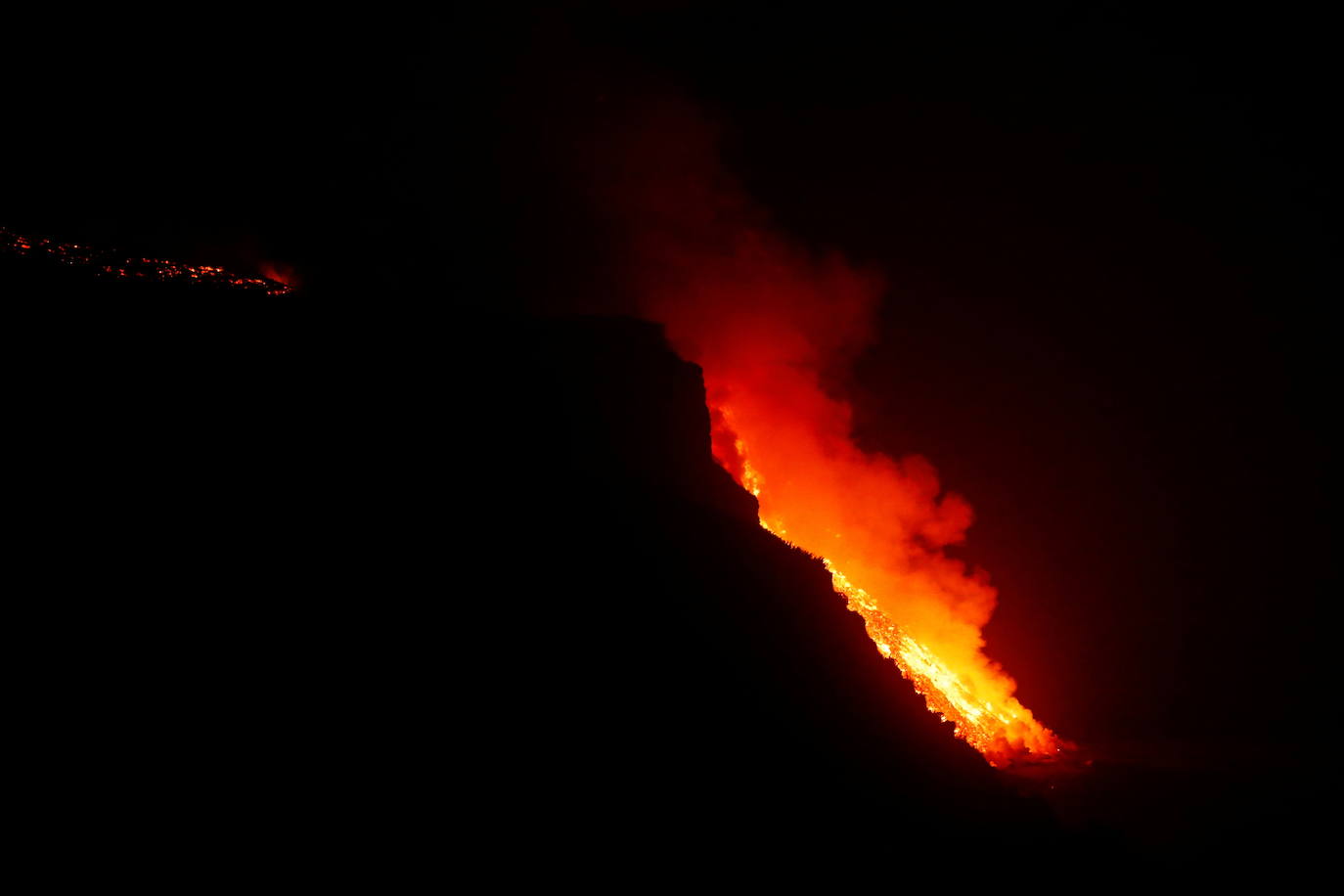 Tras 10 días de erupción el magma llega al océano Atlántico provocando una gran humareda.