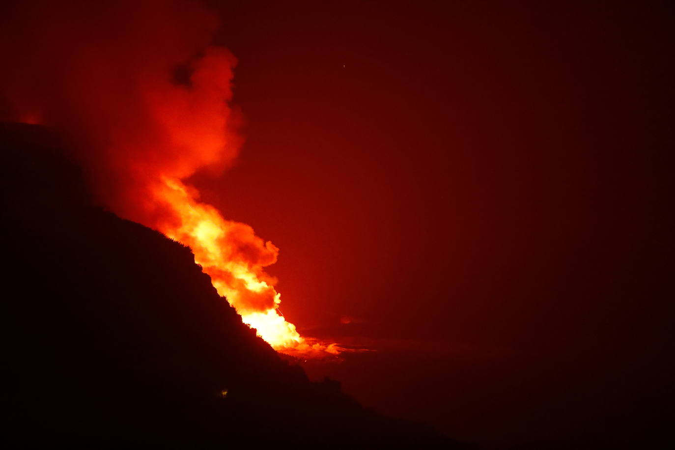 Tras 10 días de erupción el magma llega al océano Atlántico provocando una gran humareda.