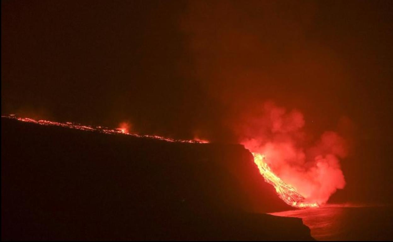 La lava del volcán llegó a las 23:01 de la noche del martes.