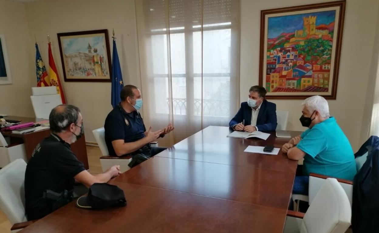 Reconocimiento al agente en el Ayuntamiento de Villena. 