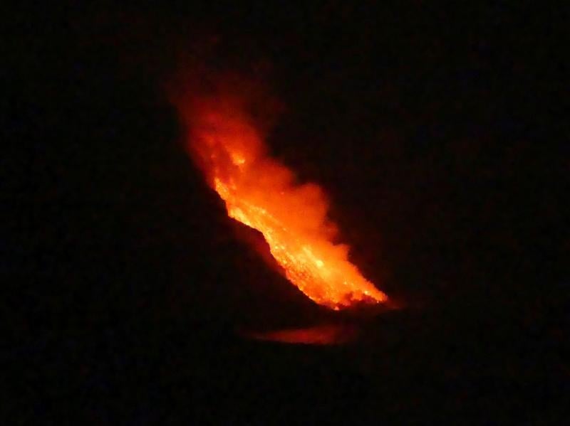 Imagen espectacular de la lava tocando el océano en una zona de acantilados en la costa de Tazacorte