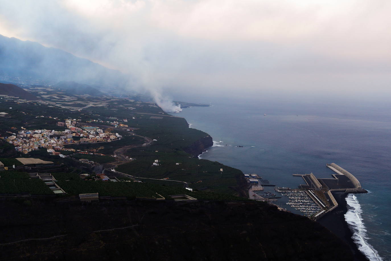 Tras 10 días de erupción el magma llega al océano Atlántico provocando una gran humareda.