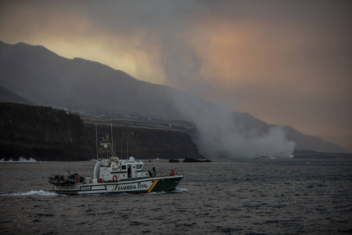 Tras 10 días de erupción el magma llega al océano Atlántico provocando una gran humareda.