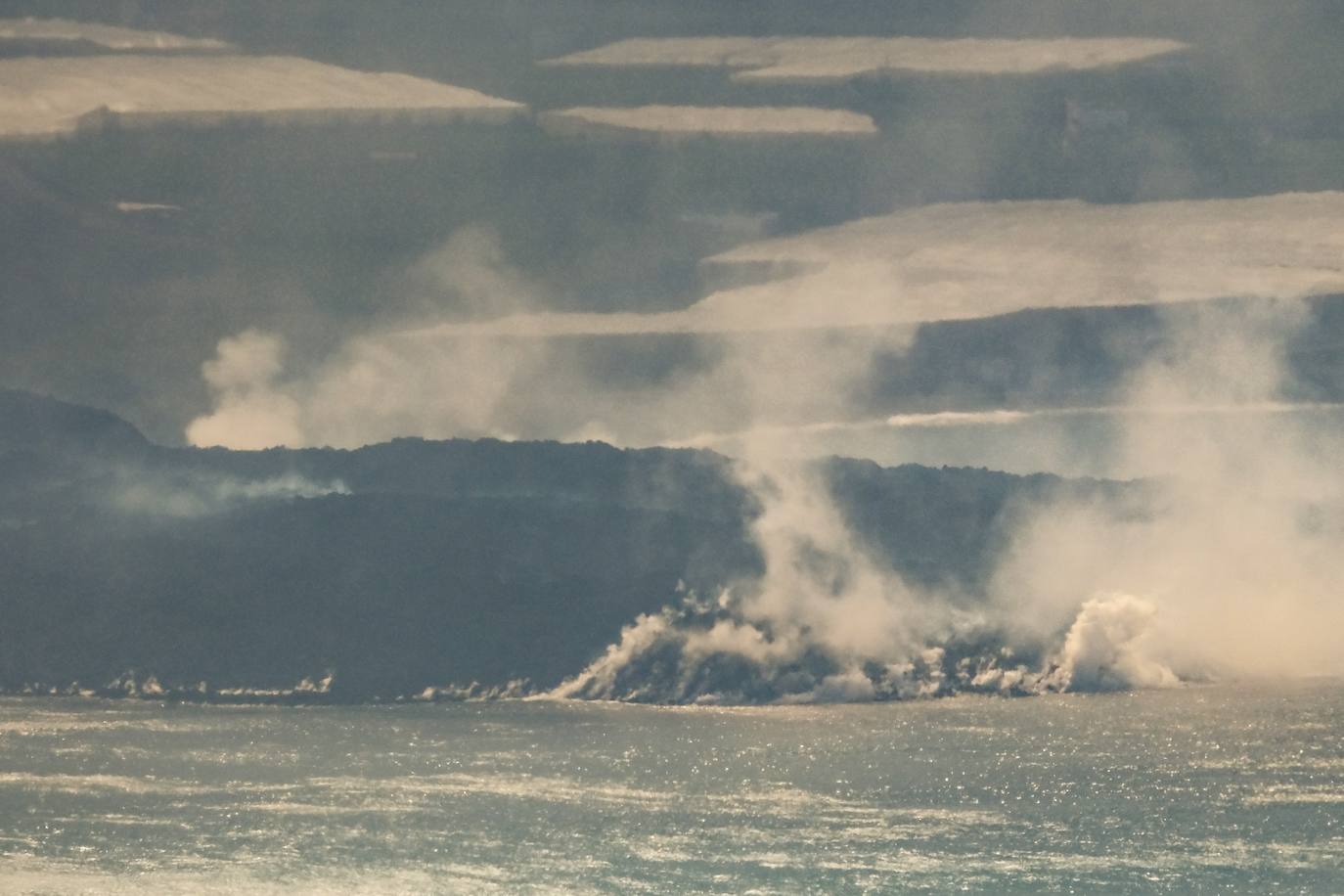 Tras 10 días de erupción el magma llega al océano Atlántico provocando una gran humareda.