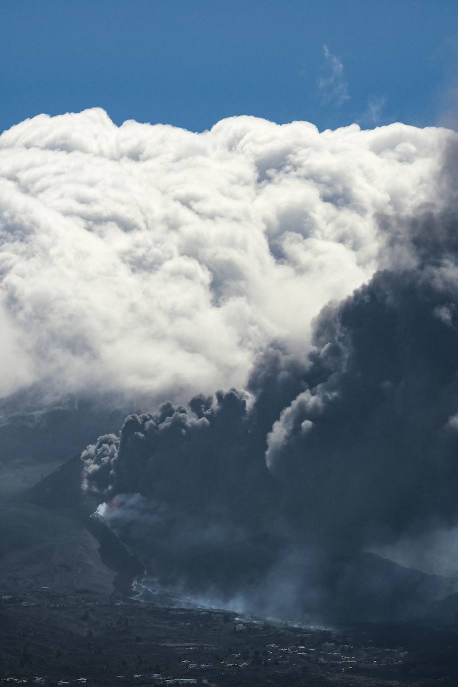 Tras 10 días de erupción el magma llega al océano Atlántico provocando una gran humareda.