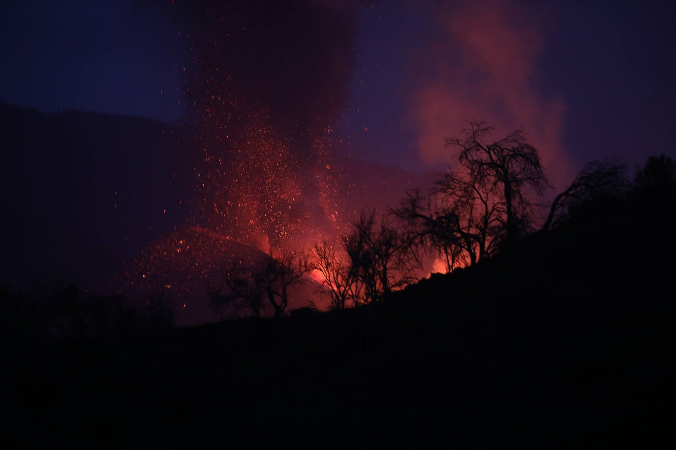 Tras 10 días de erupción el magma llega al océano Atlántico provocando una gran humareda.