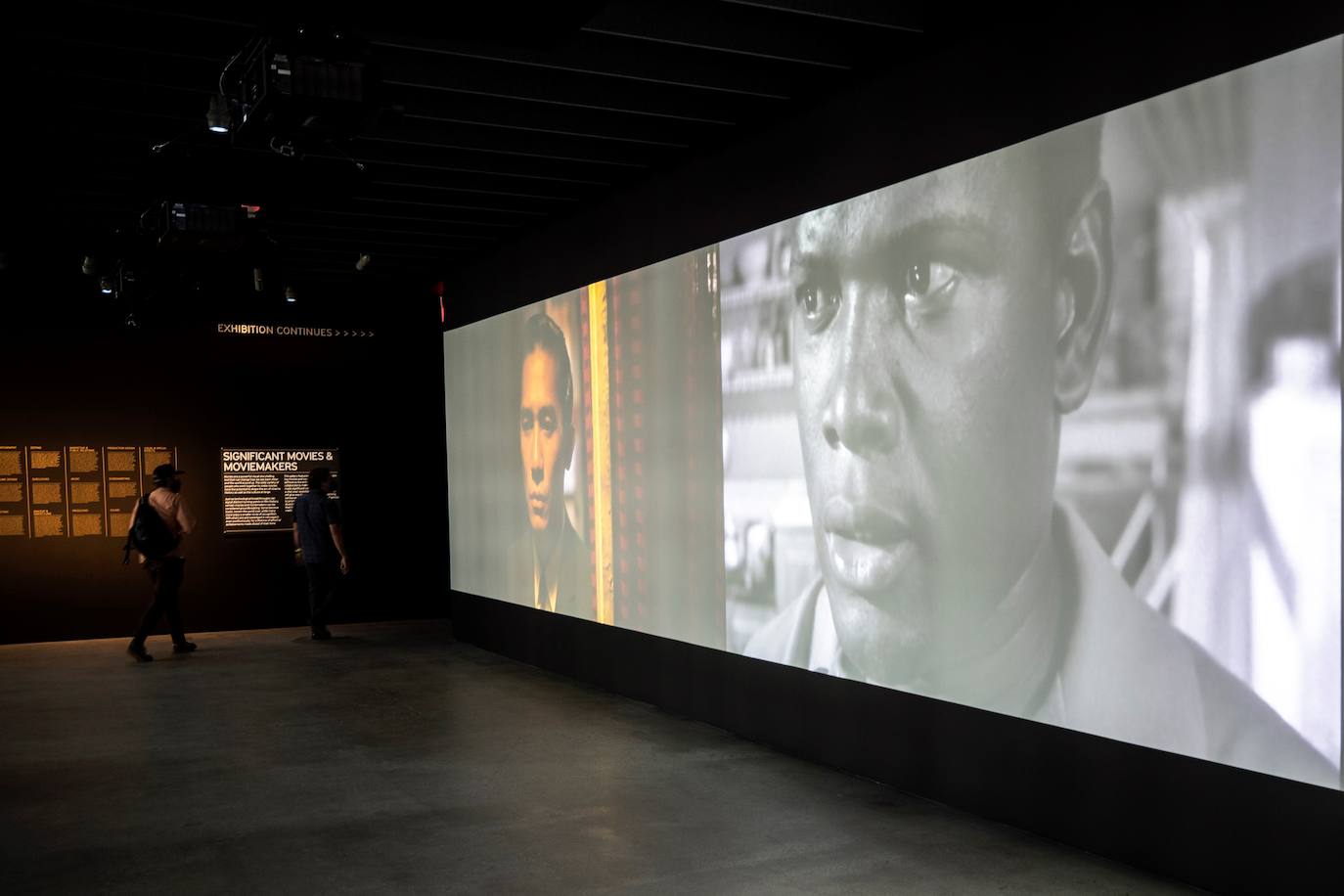 Los Ángeles ya ha inaugurado el Academy Museum of Motion Pictures, un homenaje al mundo del cine repleto de grandes tesoros del séptimo arte. El centro abrirá al público el 30 de septiembre, con más de 12 millones de fotografías, 190.000 artículos de cintas clásicas, 80.000 guiones, 50.000 pósteres y 20.000 bocetos. Entre algunas de las piezas que se podrán ver se encuentran los zapatos rojo rubí de Dorothy en 'El mago de Oz' o el único molde que queda del tiburón de Jaws, además de objetos que pertenecieron a grandes figuras del cine como Katherine Hepburn o Alfred Hitchcock. 