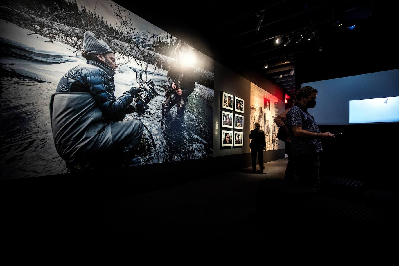 Los Ángeles ya ha inaugurado el Academy Museum of Motion Pictures, un homenaje al mundo del cine repleto de grandes tesoros del séptimo arte. El centro abrirá al público el 30 de septiembre, con más de 12 millones de fotografías, 190.000 artículos de cintas clásicas, 80.000 guiones, 50.000 pósteres y 20.000 bocetos. Entre algunas de las piezas que se podrán ver se encuentran los zapatos rojo rubí de Dorothy en 'El mago de Oz' o el único molde que queda del tiburón de Jaws, además de objetos que pertenecieron a grandes figuras del cine como Katherine Hepburn o Alfred Hitchcock. 