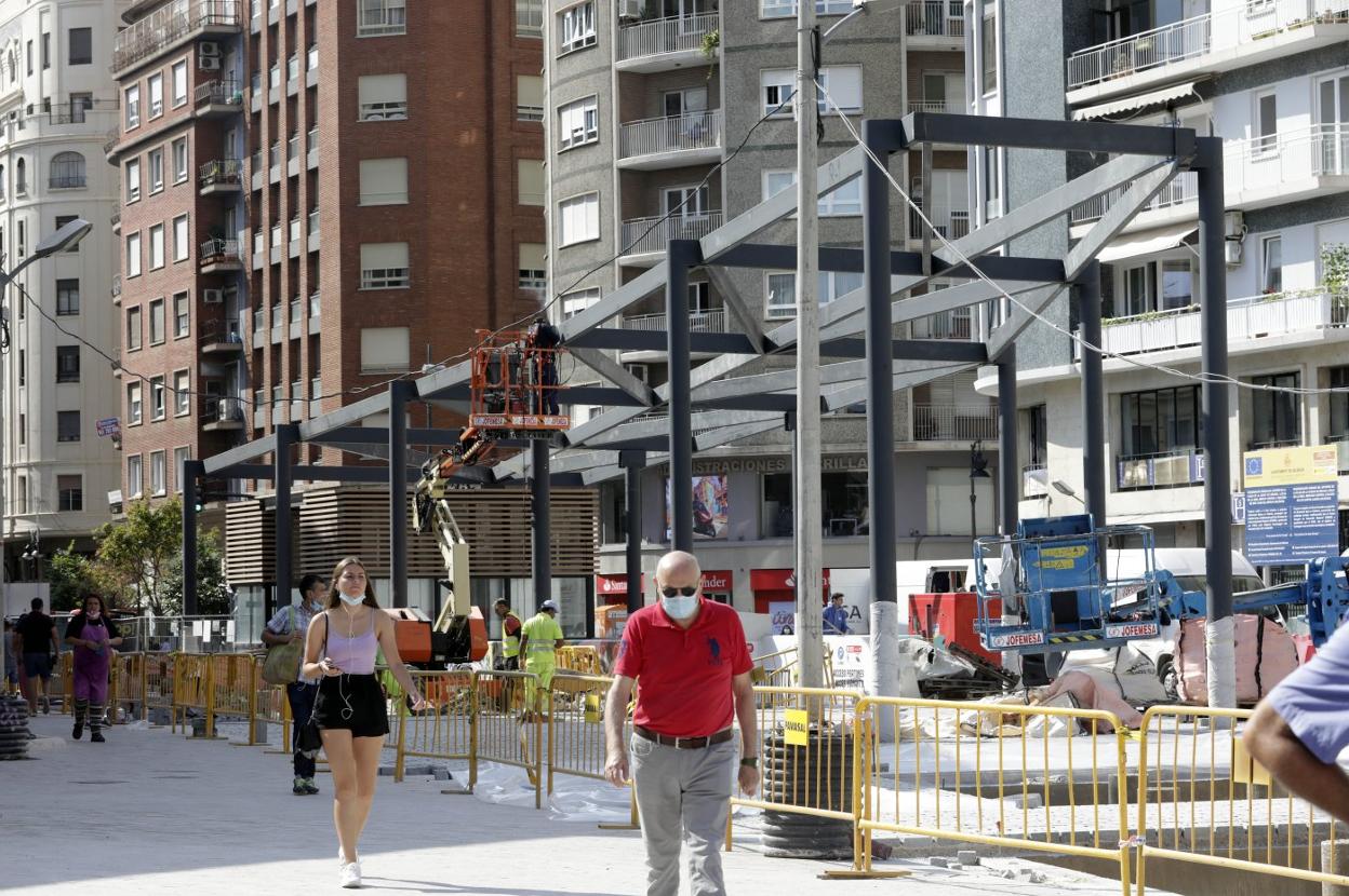 Obras para rematar la colocación de vigas en una de las pérgolas, ayer. irene marsilla