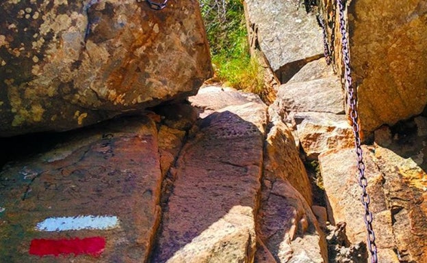 Señalización de un Gran Recorrido (GR) en una roca, lo que indica que continuemos por ese camino. 