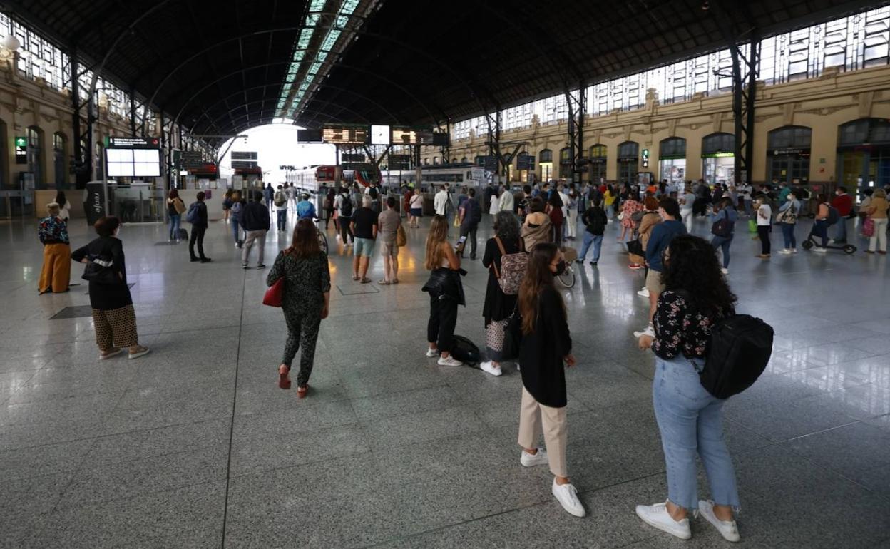 Viajeros esperan al Cercanías en la Estación del Norte de Valencia.