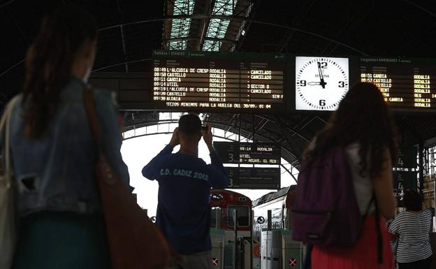 La huelga de Cercanías deja ya media docena de trenes cancelados y casi una hora de espera